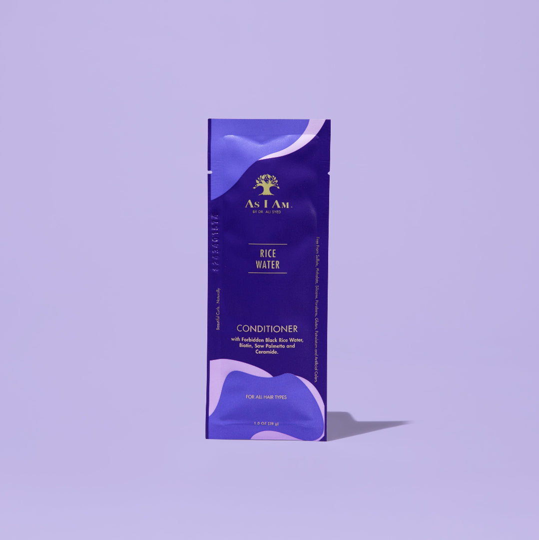 L'après-shampoing à l'eau de riz AS I AM, en sachet de 1 oz, présente une texture riche et crémeuse avec un fini blanc nacré. Il est formulé pour hydrater en profondeur, renforcer et démêler les cheveux texturés tout en favorisant la croissance des cheveux, en prévenant la chute des cheveux et en luttant contre la casse des cheveux.