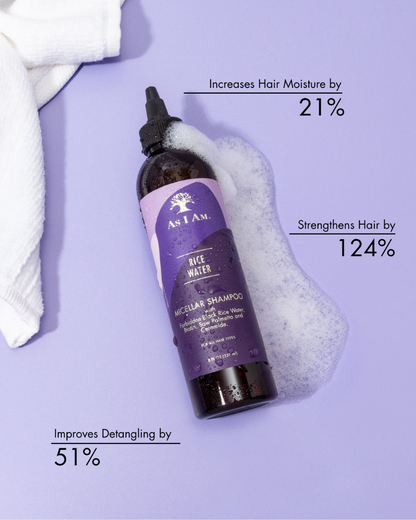Bouteille de shampooing micellaire à l'eau de riz As I Am avec texte sur les avantages sur fond violet