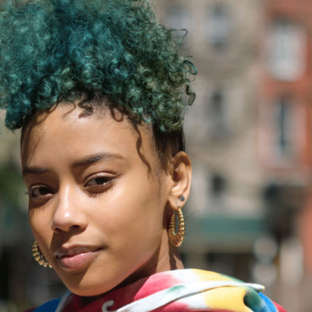 Sesi Magazine explore le plaisir et la polyvalence de la coloration temporaire des cheveux, avec As I Am Curl Color. Apprenez à changer de look avec des nuances vibrantes et sans dégâts, conçues pour rehausser et définir les boucles tout en gardant les cheveux sains et hydratés.