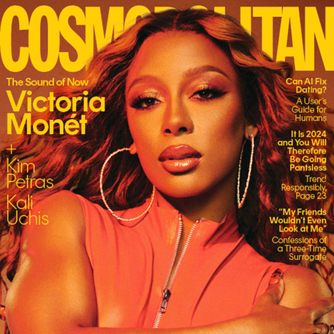 Victoria Monét embrasse son évolution dans "Les nombreuses manifestations de Victoria Monét", un article qui met en lumière son art, sa beauté et son expression personnelle. As I Am est fièrement présenté, avec des produits de soins capillaires qui nourrissent et célèbrent les boucles naturelles.