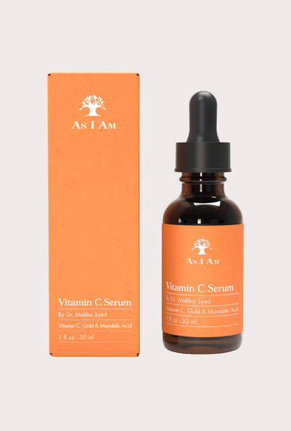 Flacon de sérum de vitamine C avec compte-gouttes et emballage sur fond blanc