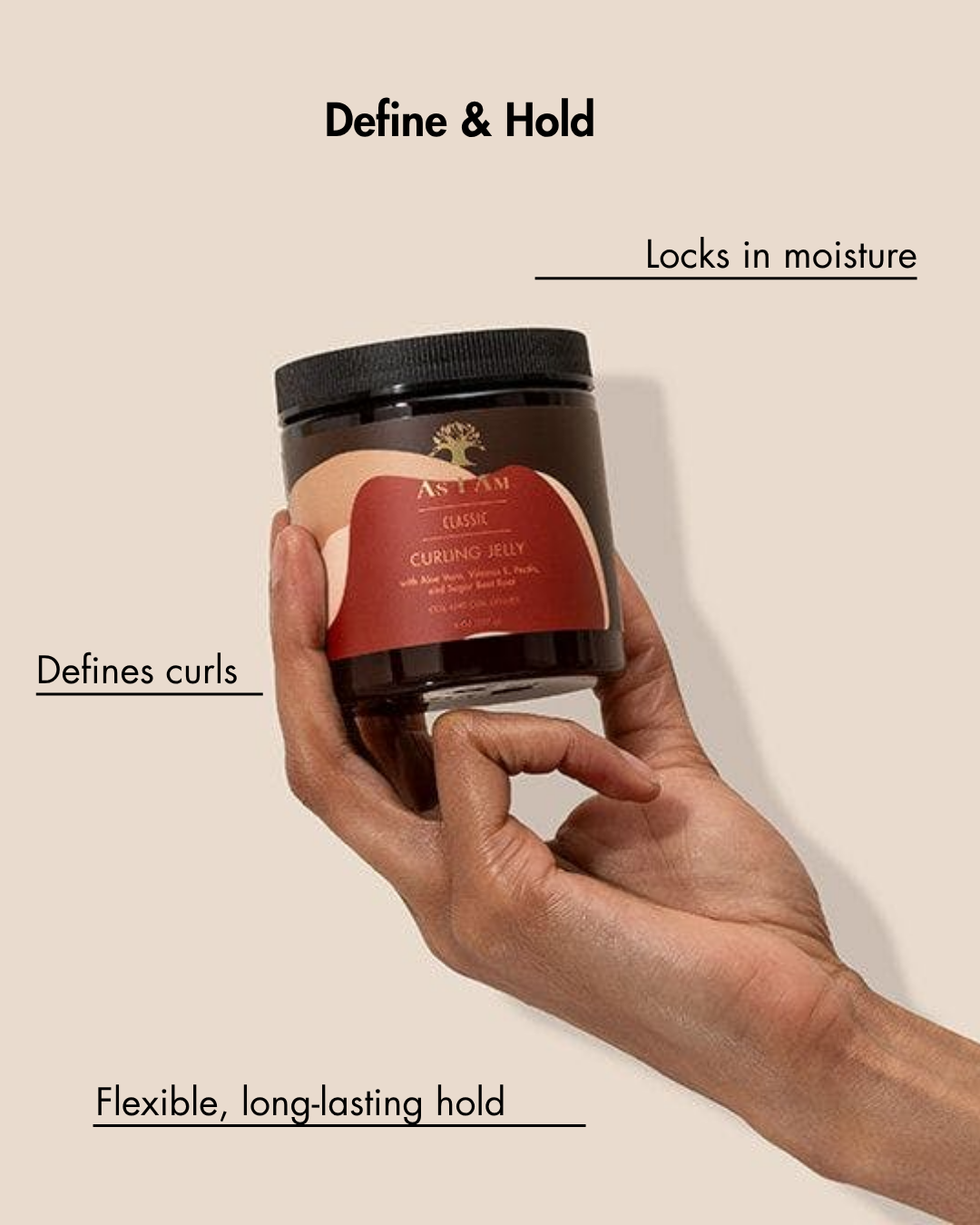 Main tenant un pot de produit capillaire avec texte décrivant ses caractéristiques sur fond beige