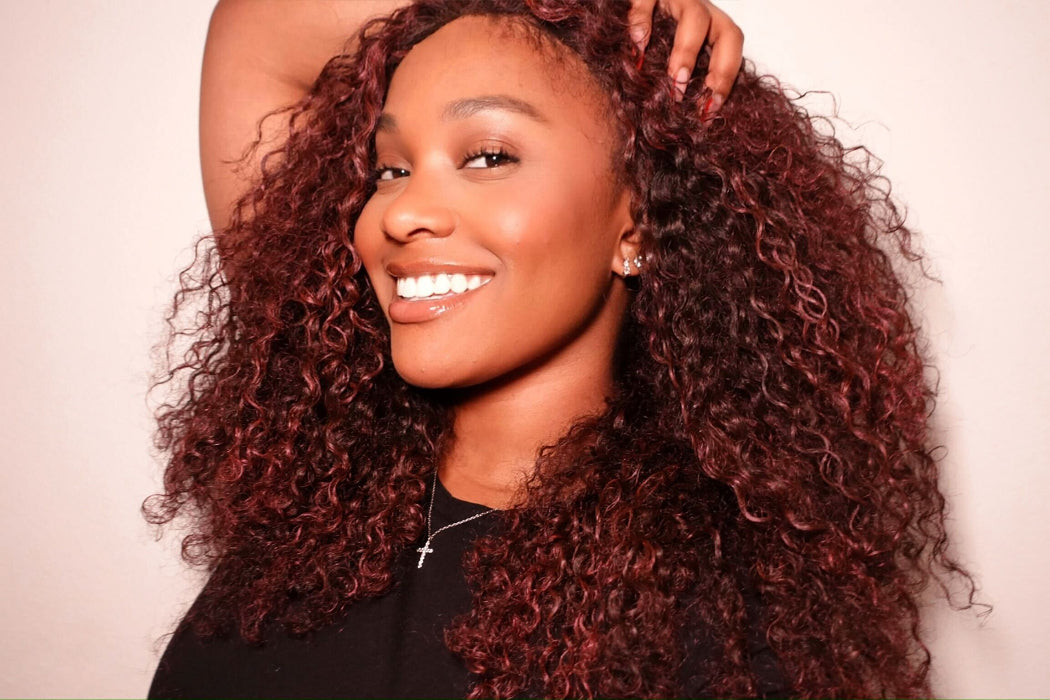As I Am Curl Color in Burgundy — un gel colorant capillaire temporaire riche et audacieux dans un pot, formulé pour sublimer les boucles avec une couleur profonde et une brillance, sans les abîmer.