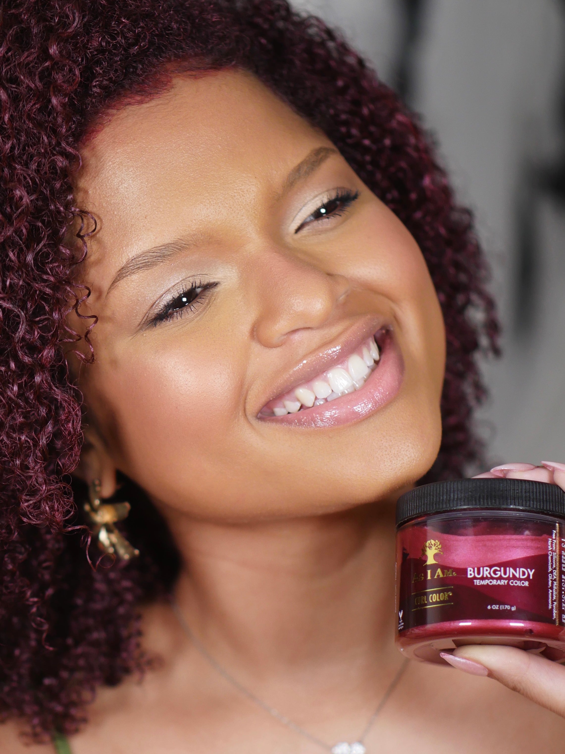 As I Am Curl Color in Burgundy — un gel colorant capillaire temporaire riche et audacieux dans un pot, formulé pour sublimer les boucles avec une couleur profonde et une brillance, sans les abîmer.