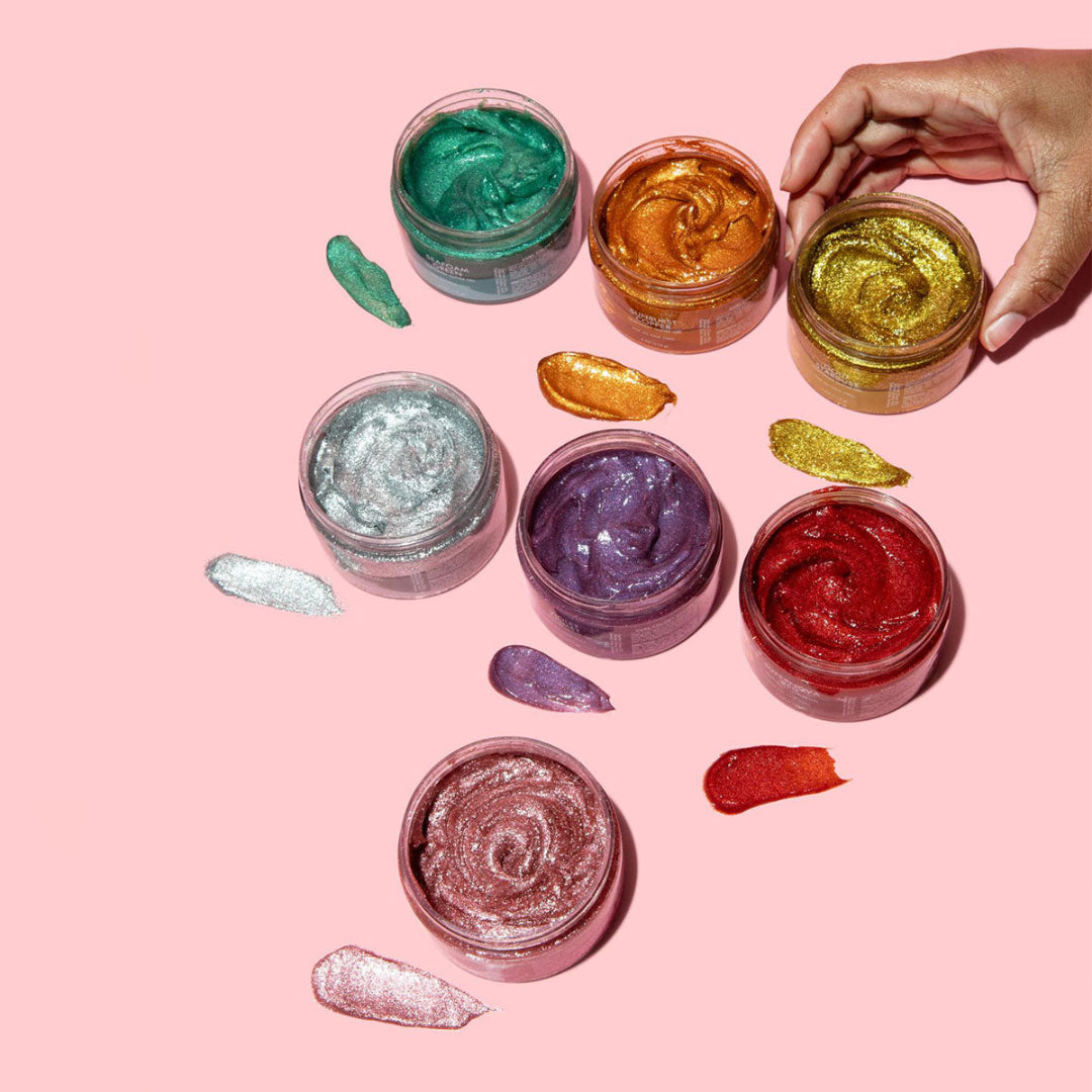 As I Am Curl Color Glitter Collection, qui propose des colorations temporaires vibrantes au fini chatoyant, conçues pour les boucles et les spires.