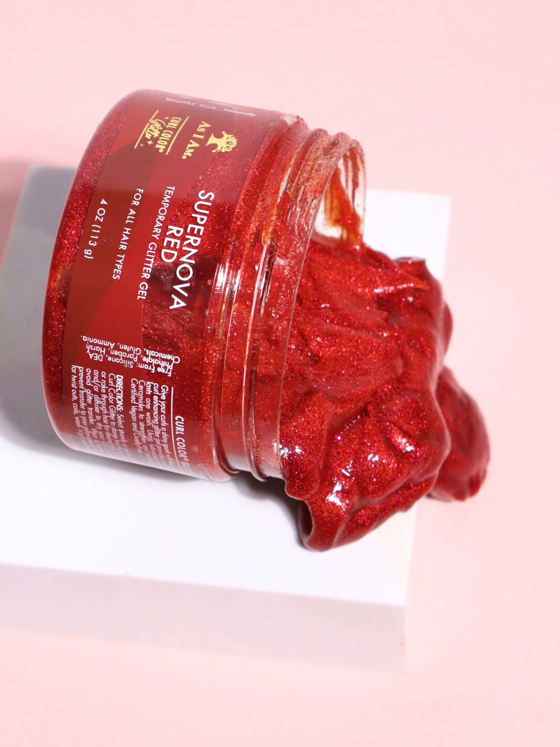 As I Am Curl Color Glitter Collection, qui propose des colorations temporaires vibrantes au fini chatoyant, conçues pour les boucles et les spires.