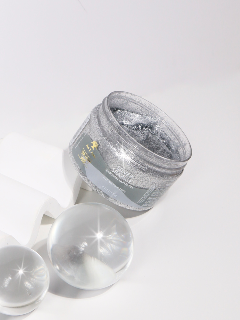 As I Am Curl Color Glitter Collection, qui propose des colorations temporaires vibrantes au fini chatoyant, conçues pour les boucles et les spires.