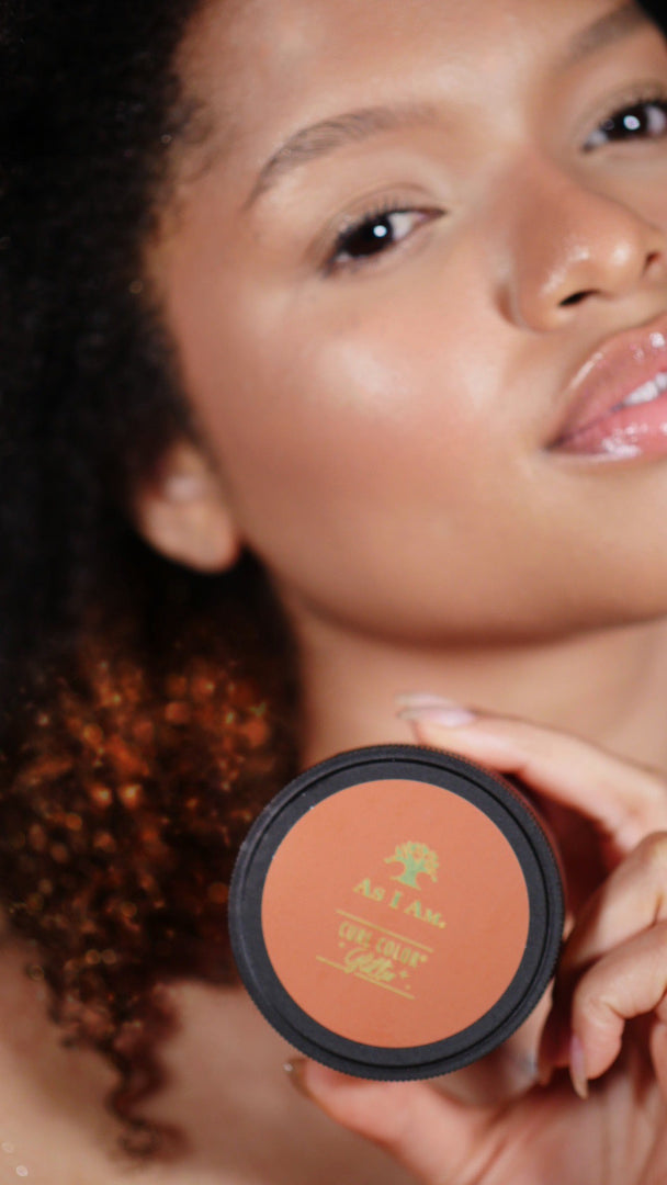 As I Am Curl Color Glitter Collection, qui propose des colorations temporaires vibrantes au fini chatoyant, conçues pour les boucles et les spires.