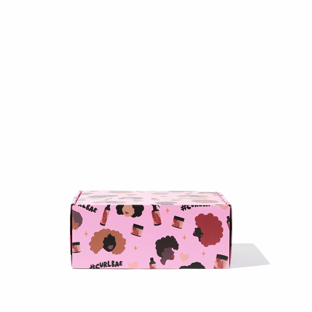 Curlbae Box - Un coffret de soins capillaires comprenant des produits nourrissants pour les cheveux bouclés et texturés, joliment emballés dans une boîte élégante de la marque.