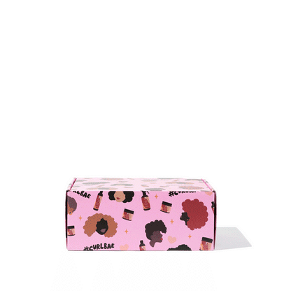 Curlbae Box - Un coffret de soins capillaires comprenant des produits nourrissants pour les cheveux bouclés et texturés, joliment emballés dans une boîte élégante de la marque.