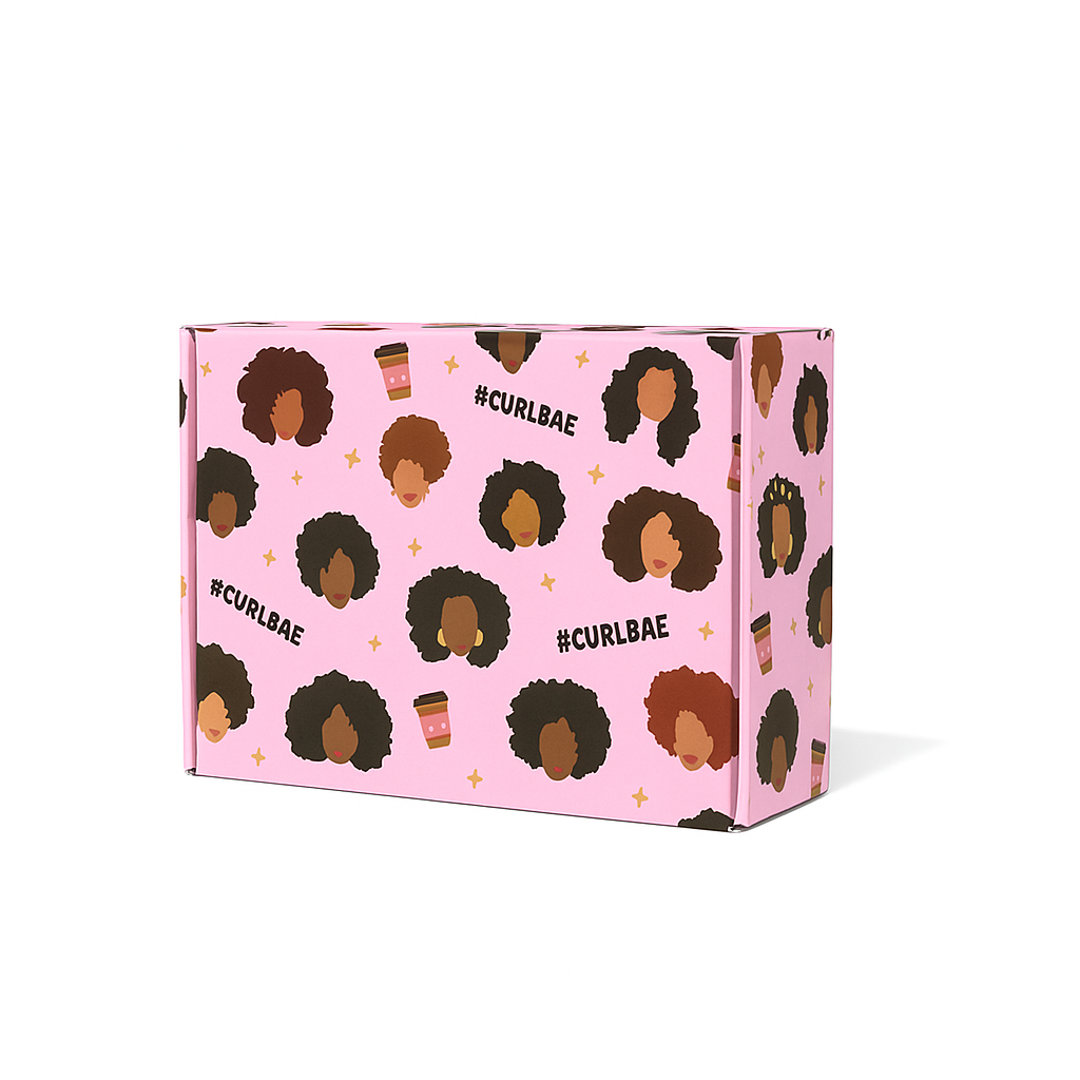 Curlbae Box - Un coffret de soins capillaires comprenant des produits nourrissants pour les cheveux bouclés et texturés, joliment emballés dans une boîte élégante de la marque.