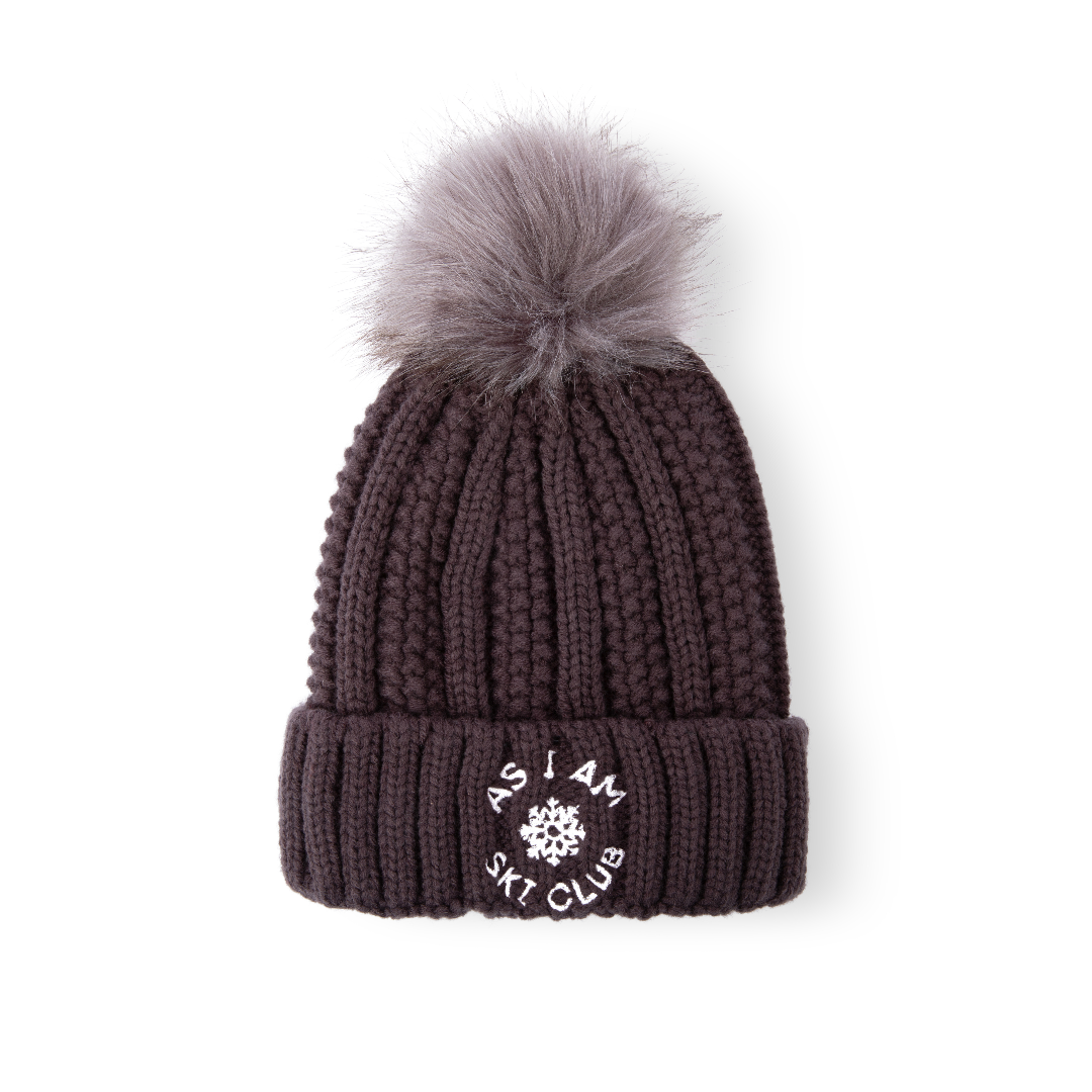 Bonnet Ski Club doublé de satin en gris, conçu pour la chaleur et la protection des cheveux avec une doublure en satin lisse.
