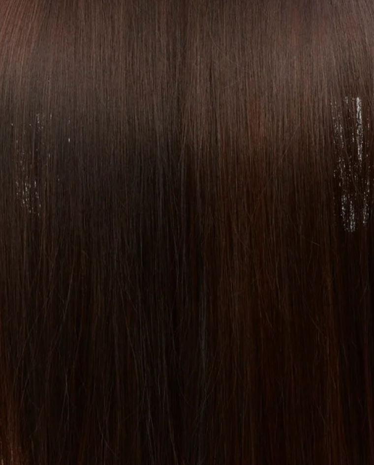 Gros plan sur la texture des cheveux brun foncé