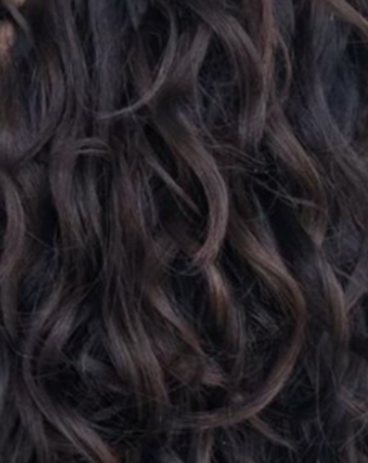 Gros plan sur des cheveux brun foncé à la texture ondulée