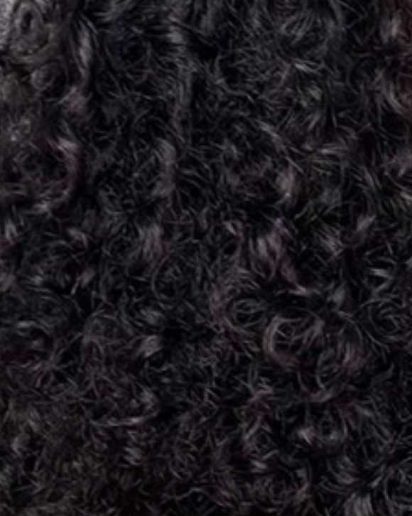 Gros plan sur la texture des cheveux bouclés foncés